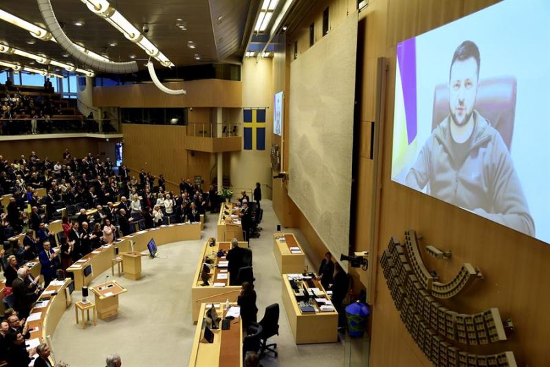 El presidente ucraniano, Volodimr Zelenski (en la pantalla) en su intervención por videoconferencia ante el Parlamento sueco. 01 240322