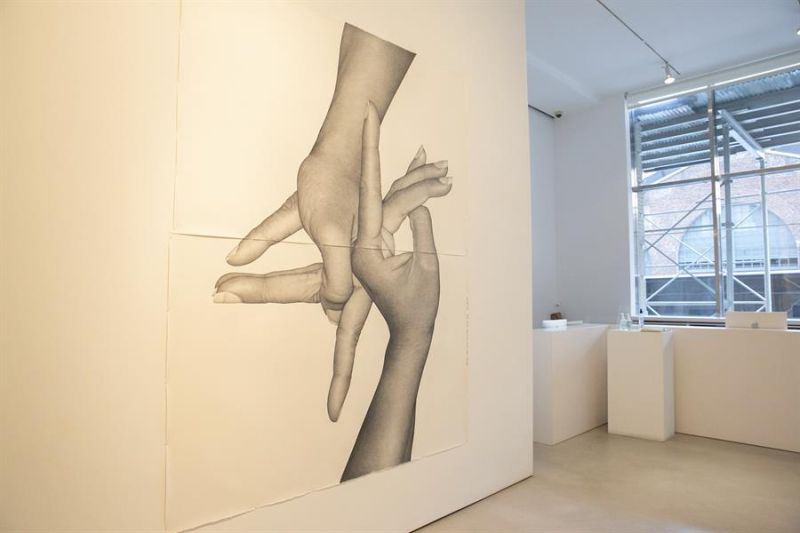"Praise New York", que podría traducirse como "Alabanzas a Nueva York", es un homenaje que el artista neoyorquino Karl Haendel hace a los rabinos, curas, imanes, pastores y líderes de otros credos que han compartido sus recursos y elevado la moral. EFE