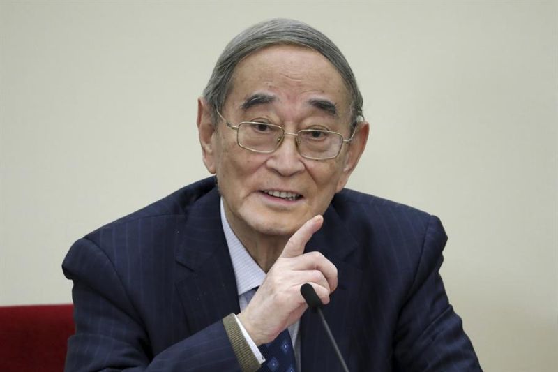 El economista chino Li Yining, uno de los más influyentes en el período de reforma y apertura que el país inició a finales de los años 70, falleció este lunes a la edad de 92 años, informa hoy la agencia oficial de noticias Xinhua.EPA/WU HONG