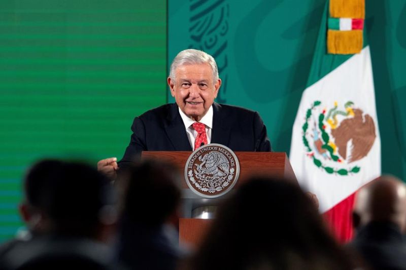 Fotografía cedida hoy, por la presidencia de México, del mandatario mexicano, Andrés Manuel López Obrador, durante su conferencia matutina en Palacio Nacional en la Ciudad de México(México).