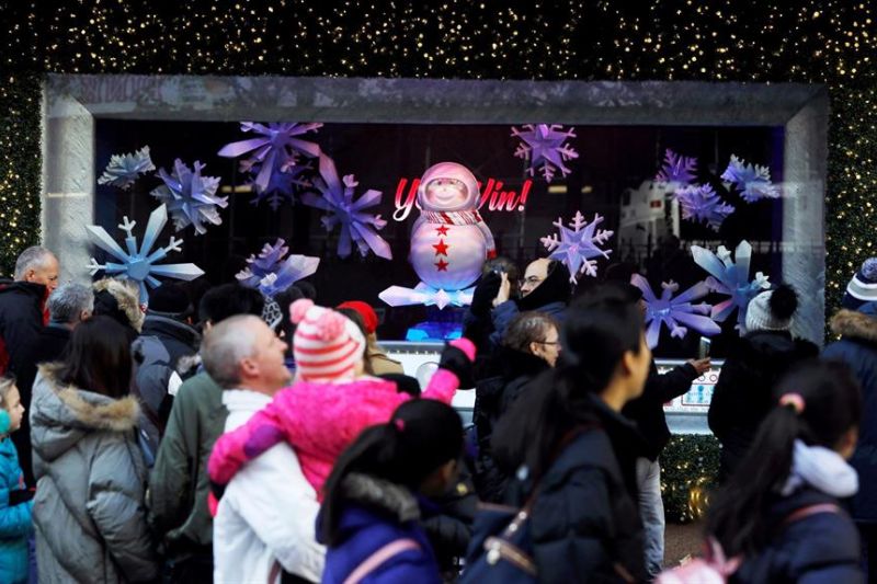 Transeúntes observan los escaparates de la tienda Macy's en Nueva York (EE.UU).