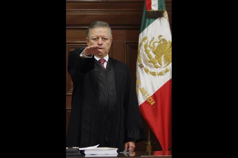 Fotografía de archivo fechada el 2 de enero de 2019 que muestra al presidente de la Suprema Corte de Justicia de la Nación, Arturo Saldívar, tomando protesta en la Ciudad de México (México).