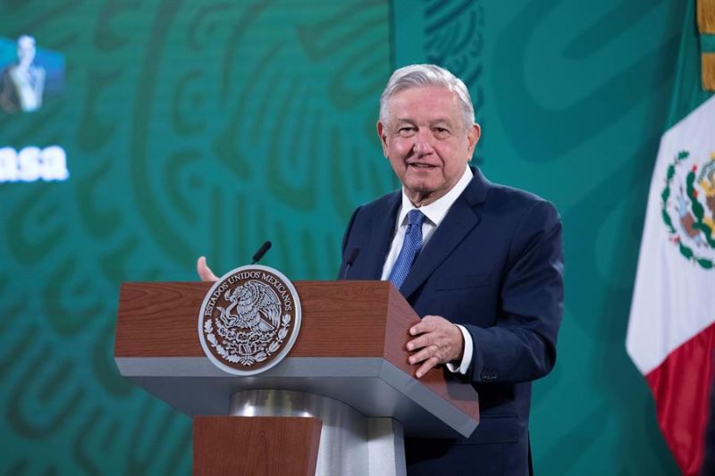 Fotografía cedida hoy, por la presidencia de México, del mandatario mexicano, Andrés Manuel López Obrador, durante una rueda de prensa en Palacio Nacional de Ciudad de México.