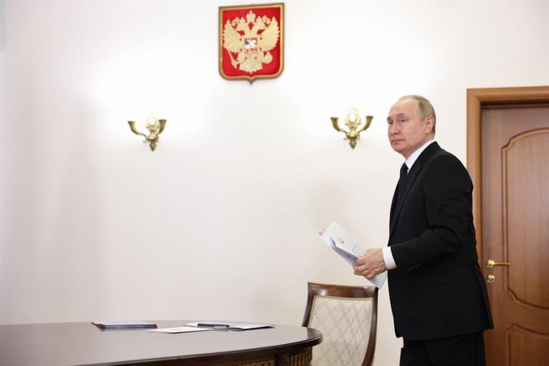 El presidente ruso, Vladimir Putin, entra en una sala para reunirse con el jefe de Bashkortostán, Radiy Khabirov (no en la foto), en Ufa, estado de Bashkortostán, Rusia, este 13 de enero. EFE/EPA/SERGEI BOBYLEV/SPUTNIK/KREMLIN