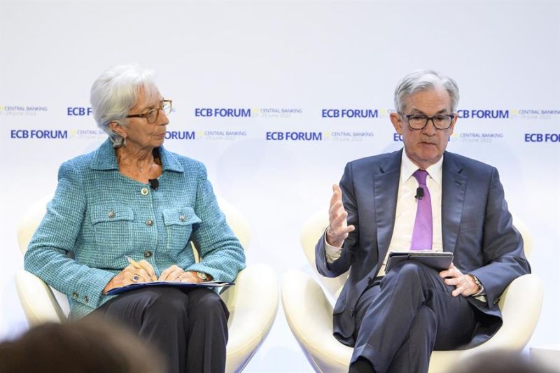 El presidente de la Reserva Federal (Fed), Jerome Powell, junto a la presidenta del Banco Central Europeo (BCE), Christine Lagarde, en el foro anual de banca central que el Banco Central Europeo (BCE) celebra en Sintra (Portugal).- EFE/BCE