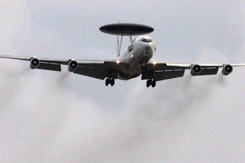 Imagen de archivo de un avión de la OTAN Awacs. EPA/FRANCO LANNINO 01 120623