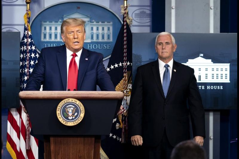 En la imagen, el presidente de EE.UU., Donald J. Trump, junto al vicepresidente estadounidense, Mike Pence (d).