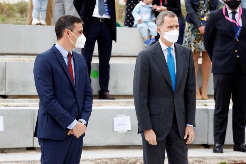 El rey Felipe VI y el presidente del Gobierno, Pedro Sánchez (i), asisten a la inauguración del nuevo campus de Airbus, este jueves, en la localidad madrileña de Getafe. 