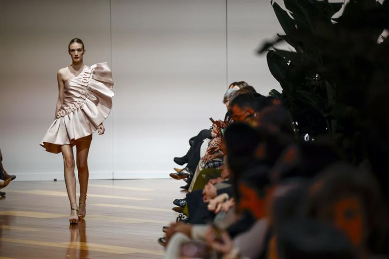 Una modelo luce las creaciones de la diseñadora Carolina Gázquez durante la pasarela de moda de novias Atelier Couture, este martes en la Real Fábrica de Tapices, en Madrid. EFE/ Javier Lizon