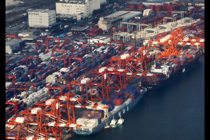Vista aérea de la terminal internacional de contenedores para exportaciones e importaciones, en Tokio (Japón).
