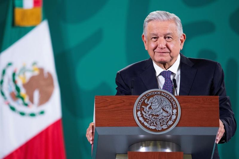 Fotografía cedida por la Presidencia de México, del mandatario mexicano, Andrés Manuel López Obrador, durante una rueda de prensa matutina en Palacio Nacional, en la Ciudad de México.