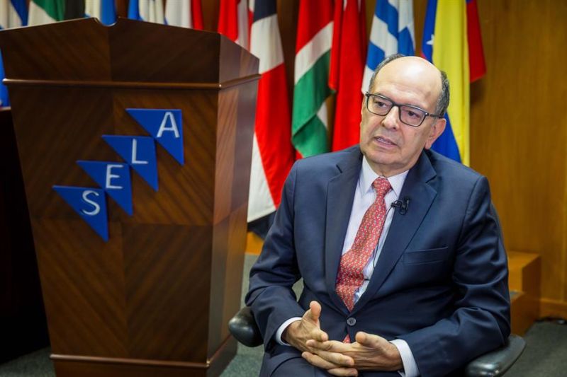 El secretario permanente del Sistema Económico Latinoamericano y del Caribe (SELA), Javier Paulinich, habla durante una entrevista con Efe el 9 de julio de 2021, en Caracas (Venezuela). EFE/ Miguel Gutiérrez