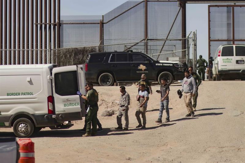Migrantes detenidos son llevados por miembros de la Patrulla Fronteriza estadounidense a un vehículo, junto al muro fronterizo en El Paso, Texas (EE.UU.), en una fotografía de archivo. EFE/Jonathan Fernández