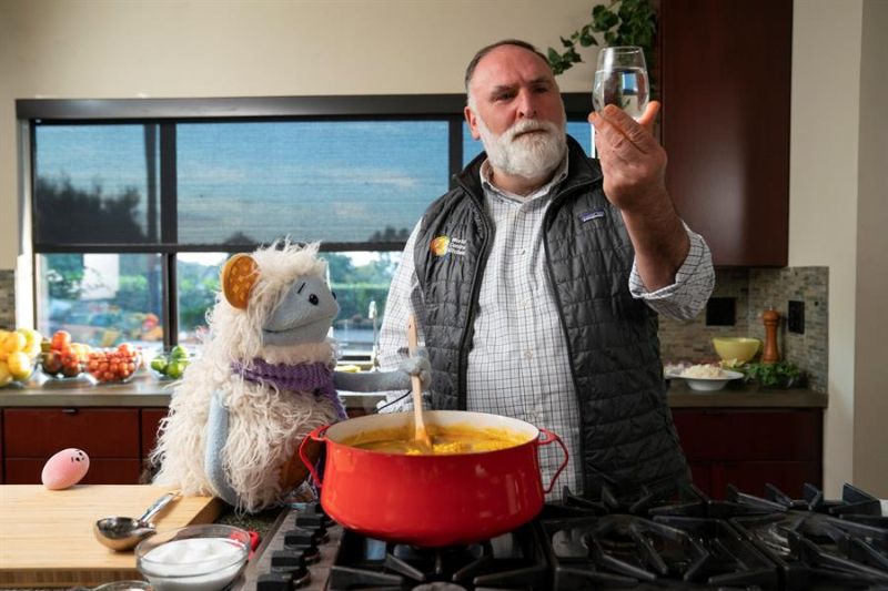 Fotografía cedida por Netflix donde aparece el chef José Andrés hablando con Waffles (i) frente a Mochi (c), durante un episodio de "Waffles + Mochi", la serie gastronómica de Netflix impulsada por la exprimera dama estadounidense.