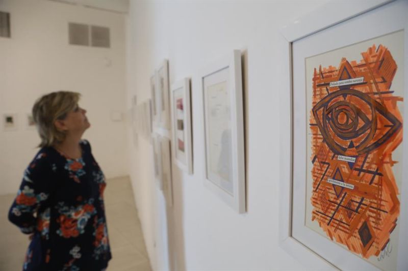 Visitantes observan la exposición "Una Rayuela y Noventa revelaciones" del artista mexicano Sergio Raht, este viernes en el Museo Raúl Anguiano (MURA) de la ciudad de Guadalajara, en Jalisco (México). EFE/ Francisco Guasco