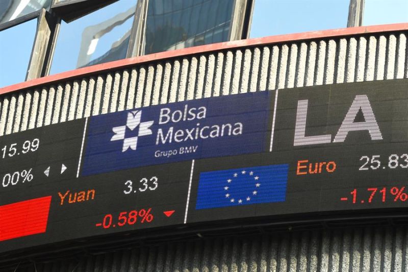 Vista del pizarrón exterior de la Bolsa Mexicana de Valores (BMV) con indicadores en su sede en Ciudad de México (México).
