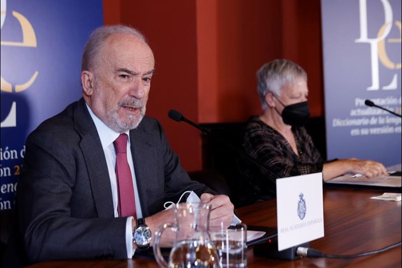 El director de la Real Academia Española, Santiago Muñoz Machado, acompañado por la directora de la nueva edición del diccionario, la académica Paz Battaner, durante la presentación de las novedades de la versión electrónica 23.5 del Diccionario.