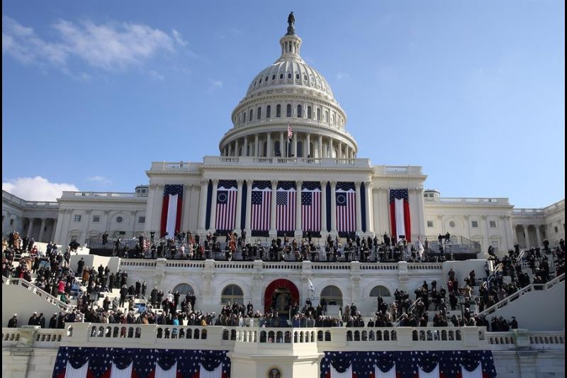Joe Biden es juramentado como el presidente número 46 de los Estados Unidos, este 20 de enero de 2020, en el Capitolio estadounidense y frente a cientos de asistentes, en Washington.