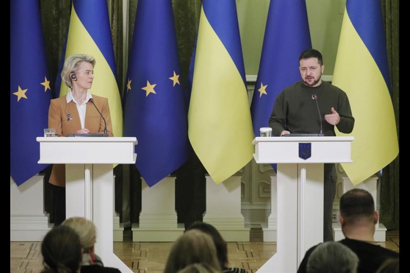 El presidente ucraniano, Volodímir Zelenski, y la presidenta de la Comisión Europea (CE), Ursula von der Leyen. 01 020223