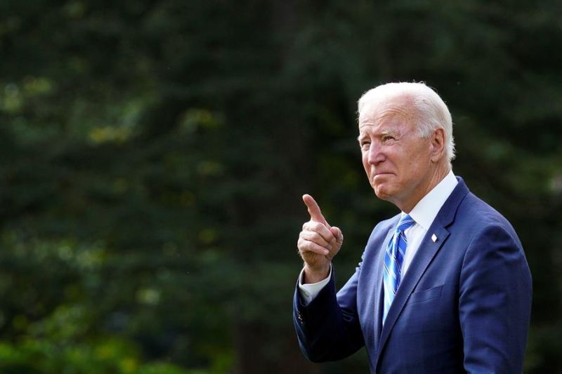 El presidente de Estados Unidos, Joe Biden, mientras camina por el jardín sur de la Casa Blanca en Washington, Estados Unidos, 05 de octubre de 2021.