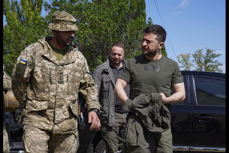 El president Volodimir Zelensky (d) conversa con un militar ucraniano durante su visita al frente de guerra de Zaporiyia. 01 060622