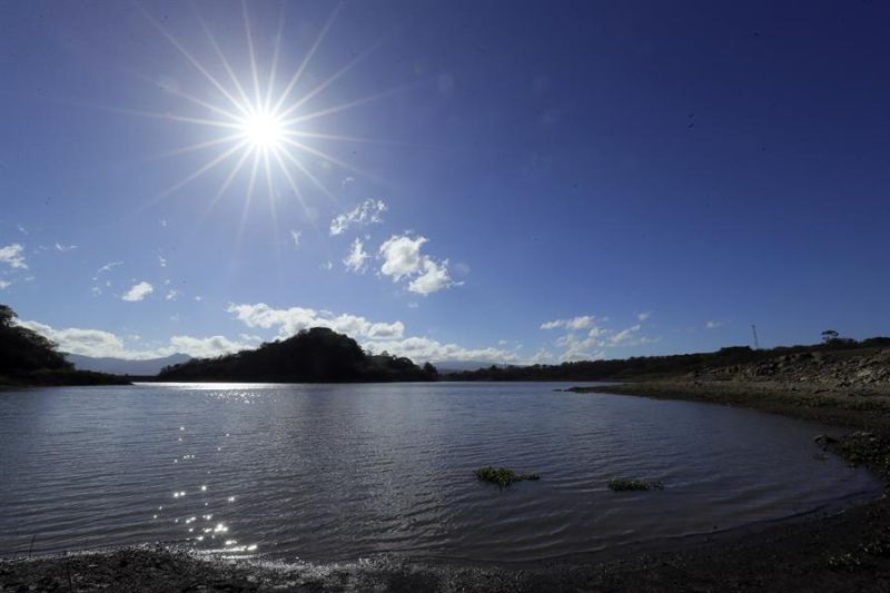 Registro general este miércoles, 22 de marzo, de la Represa Los Laureles, con bajos niveles de agua y que abastece el vital liquido a las ciudades de Tegucigalpa y Comayagüela (Honduras). EFE/Gustavo Amador