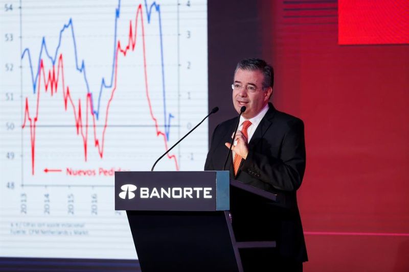 El gobernador del Banco de México, Alejandro Díaz de León, interviene este miércoles en el Foro Estrategia Banorte 2019 que se celebra en Ciudad de México (México).