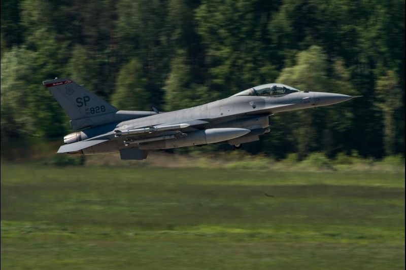 Vista de un cazabombarderos F-16 de EE.UU., en una fotografía de archivo. EFE/Grzegorz Michalowski 01 250823