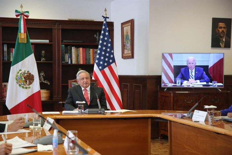 Fotografía cedida este lunes, por la Presidencia de México que muestra al presidente de México, Andrés Manuel López Obrador (i) y a su homólogo de Estados Unidos, Joe Biden (d), durante un encuentro virtual.