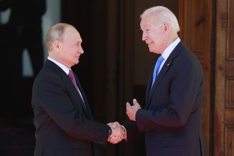 El presidente de Estados Unidos, Joe Biden, a la derecha, y el presidente de Rusia, Vladimir Putin, a la izquierda, se dan la mano a su llegada a la cumbre entre Estados Unidos y Rusia en Villa La Grange, en Ginebra, Suiza, el 16 de junio de 2021. 