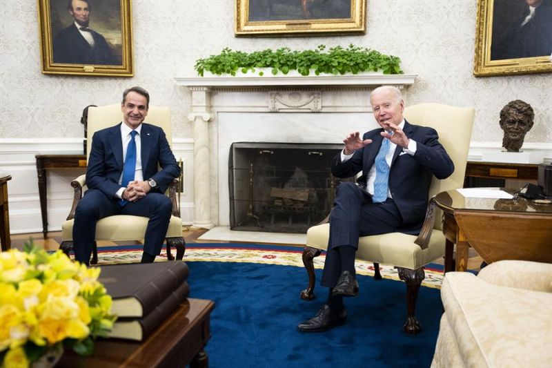 El presidente de Estados Unidos, Joe Biden (d), recibe al primer ministro griego, Kyriakos Mitsotakis, en el Despacho Oval en la Casa Blanca, en Washington (EE.UU.), este 16 de mayo de 2022.