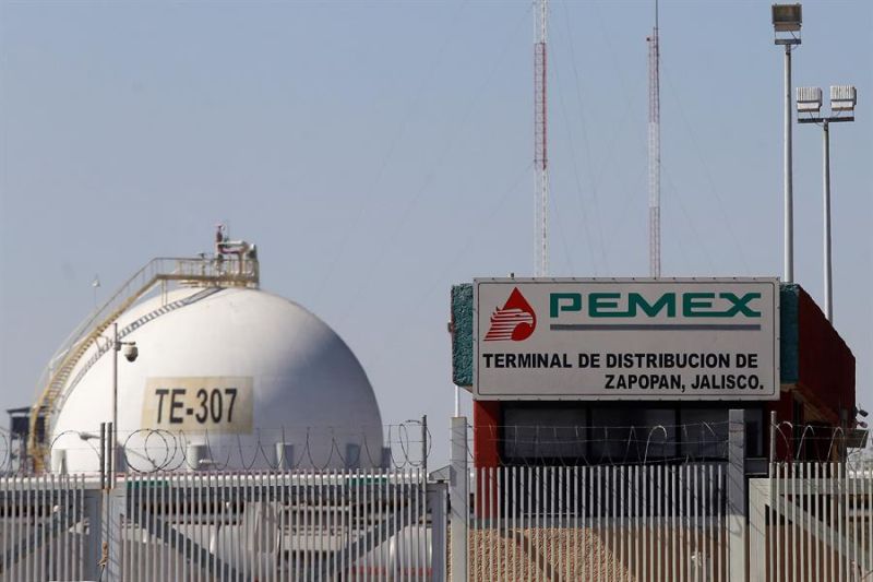 Fotografía de archivo fechada el 8 de agosto de 2019, del centro de distribución de combustibles de Petróleos Mexicanos (PEMEX), en la ciudad de Guadalajara, estado de Jalisco (México).