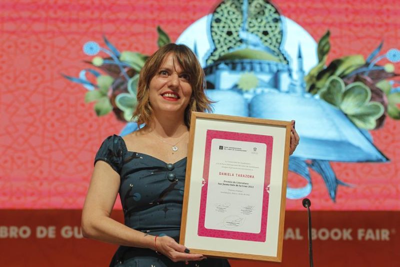 La escritora mexicana Daniela Tarazona posa hoy al recibir el premio de literatura Sor Juana Inés de la Cruz por su novela "Isla Partida", durante la Feria Internacional del Libro (FIL) de Guadalajara, en Jalisco (México). EFE/ Francisco Guasco