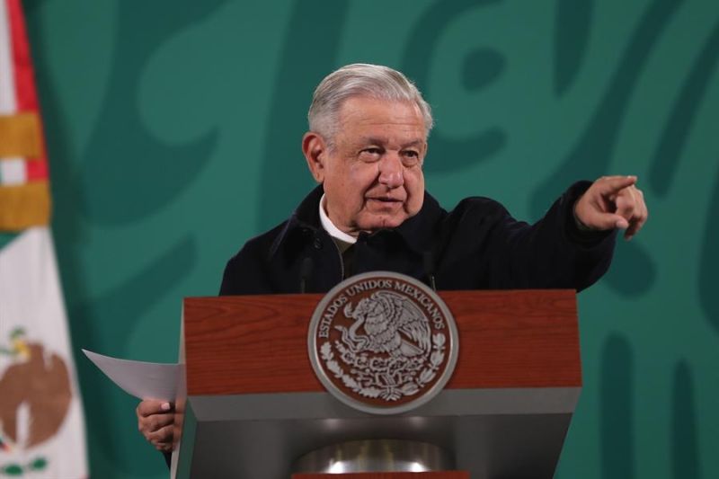 El presidente de México, Andrés Manuel López Obrador, habla durante su conferencia matutina diaria, hoy, en el Palacio Nacional de la Ciudad de México.
