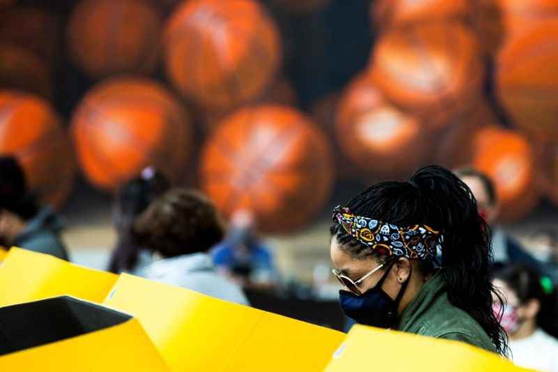 Los votantes emitieron sus votos en el lugar de votación del Staples Center en Los Ángeles, California, EE. UU., 03 de noviembre de 2020.