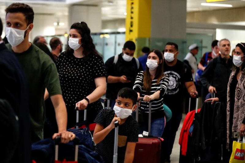Personas usan máscaras como precaución contra la propagación de la COVID-19 en marzo de 2020 en Sao Paulo (Brasil). EFE/Sebastião Moreira