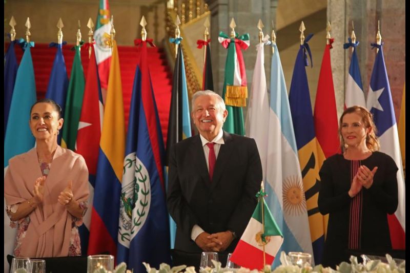 Foto de la presidencia de México, que muestra al presidente, Andrés Manuel López Obrador (c), acompañado de su esposa Beatriz Gutiérrez Müller (d) y la jefa de gobierno, Claudia Sheinbaum (i), este viernes en Palacio Nacional en Ciudad de México (México).