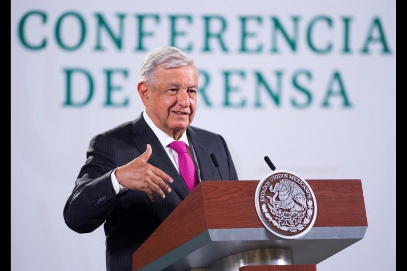 Fotografía cedida por la Presidencia de México que muestra al mandatario mexicano, Andrés Manuel López Obrador, durante una conferencia de prensa matutina en el Palacio Nacional, hoy, en Ciudad de México (México).