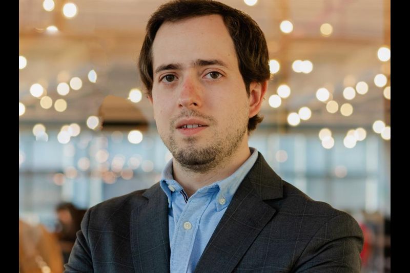 Fotografía cortesía de Endeavor México, fechada el 12 de enero de 2020, que muestra al director de inteligencia de Endeavor México, Enrico Robles, mientras posa en Ciudad de México (México).