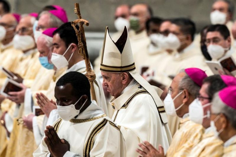 El papa Francisco durante la misa por la Solemnidad de la Epifanía, que ha oficiado en la Basílica de San Pedro, en el Vaticano.