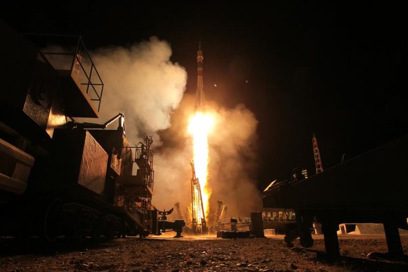 El carguero espacial Progress MS-21 se acopló al módulo Poisk de la Estación Espacial Internacional (EEI), a la que llevó un cargamento de combustible, agua, alimentos y otros equipos. Fotografía de archivo. EFE/MAXIM SHIPENKOV