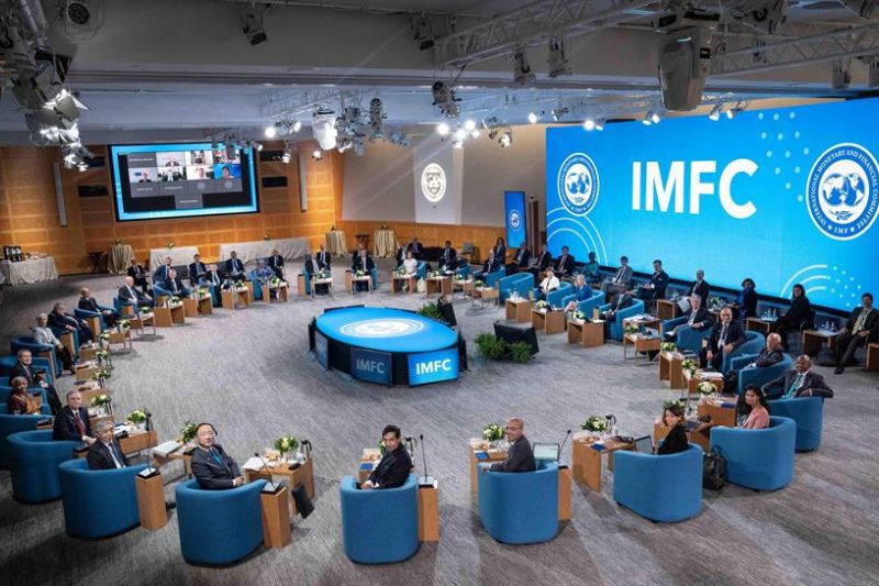 Fotografía cedida por el Fondo Monetario Internacional (FMI) donde aparecen los participantes en la sesión plenaria de las reuniones anuales en la sede del organismo en Washington.  01 141021