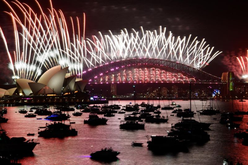 Fuegos artificiales sobre el Puente Harbour y la Ópera House durante las celebraciones de Año Nuevo en Sidney, Australia. 01 311222