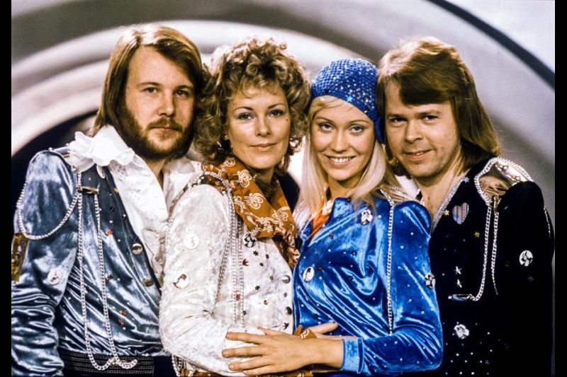 Fotografía de archivo (9 de febrero de 1974). Miembros del grupo sueco de música ABBA (i-d): Benny Andersson, Anni-Frid Lyngstad, Agnetha Faltskog y Bjorn Ulvaeus mientras posan tras ganar el Festival de Eurovisión con su tema ""Waterloo"" en Estocolmo, S
