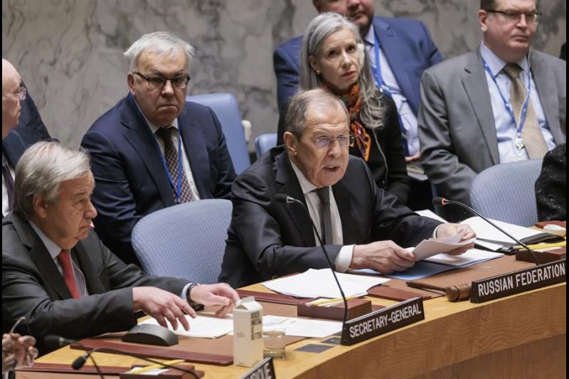 El ministro de Relaciones Exteriores de Rusia, Serguéi Lavrov (c), habla sentado con el Secretario General de las Naciones Unidas Antonio Guterres (i), durante una reunión del Consejo de Seguridad de las Naciones Unidas. EFE/Justin Lane