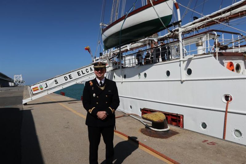El Alférez de navío y profesor de derecho marítimo, Carlos Amuyego, tras desembarcar en el puerto italiano de Civitavecchia, cercano a Roma. Los 73 estudiantes a bordo del Buque Escuela "Juan Sebastián Elcano" . EFE