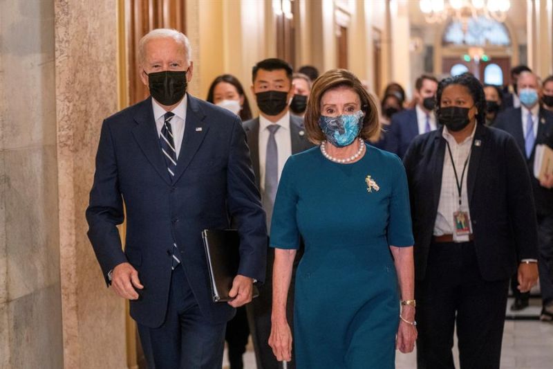 El presidente de EE.UU., Joe Biden (i), y la presidenta de la Cámara de Representantes, Nancy Pelosi (d), llegan a una reunión en el Capitolio de Estados Unidos, en Washington (EE.UU.), este 28 de octubre de 2021. 
