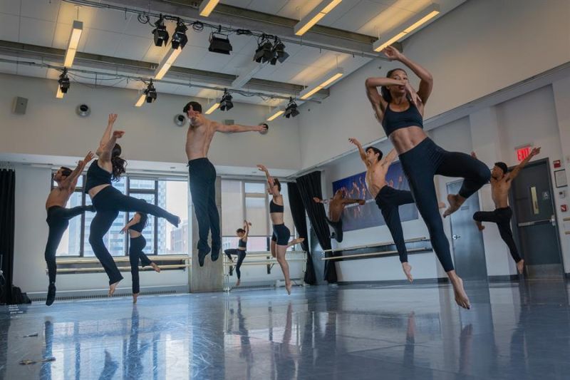 Miembros del Ballet Hispánico ensayan la obra "Sor Juana", una "versión abstraída" de la historia de la monja mexicana del siglo XVII sor Juana Inés de la Cruz, el 19 de mayo de 2023, en la sede del grupo, en Nueva York (EE.UU.). EFE/Ángel Colmenares