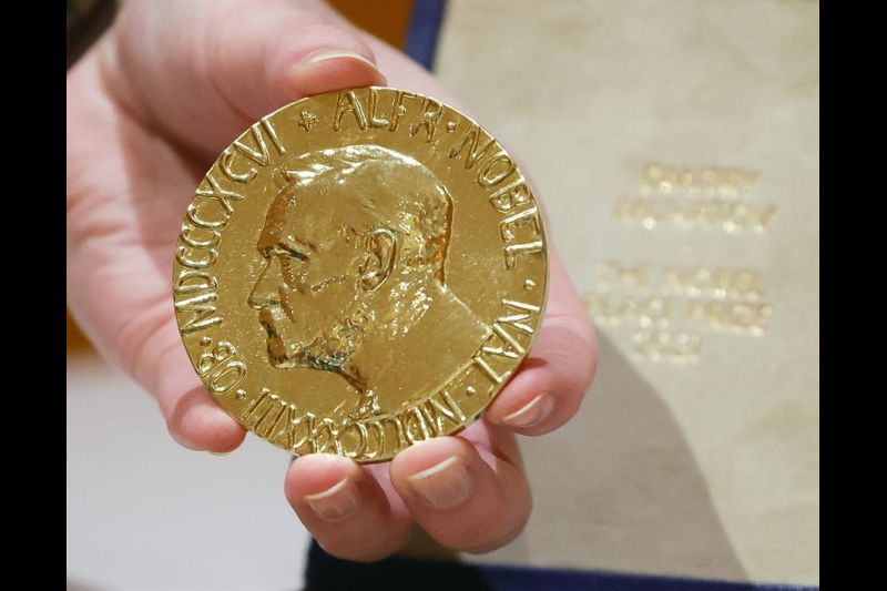 La medalla del último premio Nóbel de la paz Dmitry Muratov fue vendida en Nueva York en una subasta y recaudó la cantidad récord de 103,5 millones de dólares, que irán íntegramente destinados a Unicef para ayudar a los niños ucranianos. 01 210622