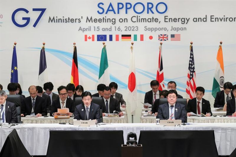 El Ministro de Economía de Japón, Yasutoshi Nishimura (L), y el Ministro de Medio Ambiente, Akihiro Nishimura, asisten a la Reunión de Ministros del G7 sobre Clima, Energía y Medio Ambiente en Sapporo, en el norte del país. EFE/EPA/JIJI PRESS JAPAN
